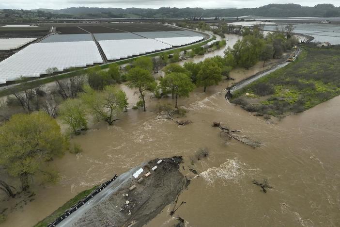 News Wrap: Winter storms bearing down on both U.S. coasts