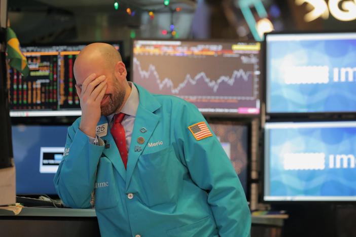 News Wrap: Markets tumble amid China trade uncertainty