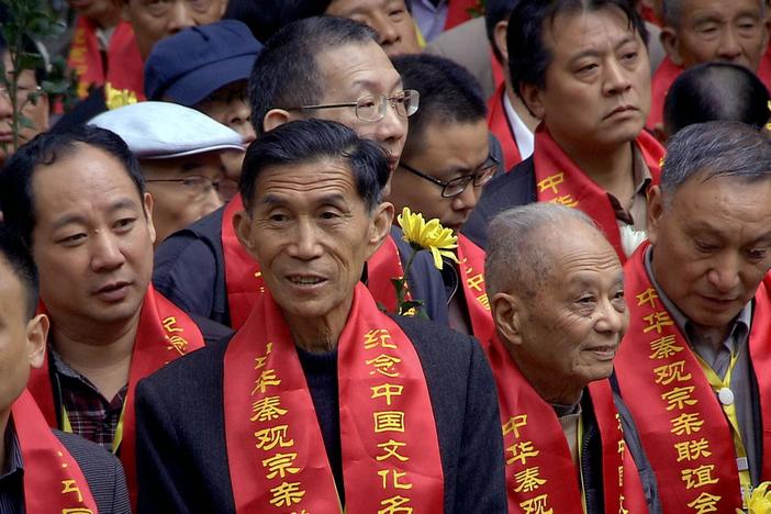 Michael Wood joins in the ancestral rituals with the Qin family of Wuxi.