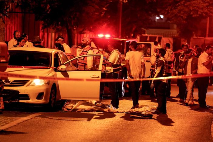 News Wrap: 3 people killed near Tel Aviv as Israeli police search for attackers