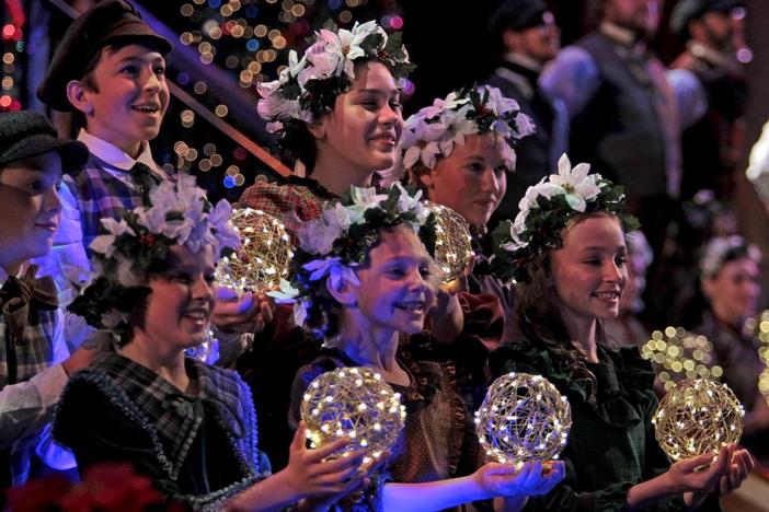 The Mormon Tabernacle Choir and Sutton Foster perform "Angels from the Realms of Glory."