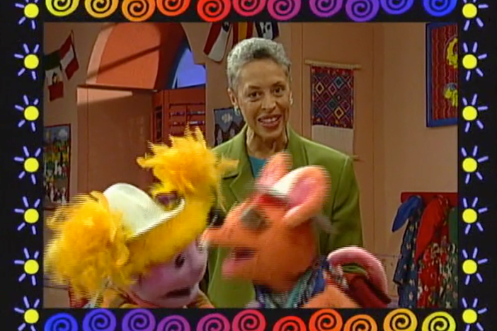 Host Lyn May and the Salsa cast introduce the story for today's lesson.