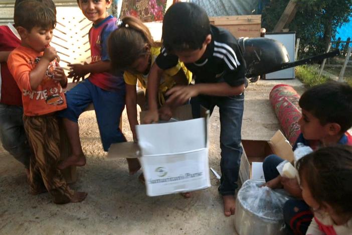 A Hollywood couple has launched a project to help refugees fleeing the violence in Syria.