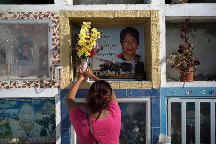 4 ways the US can help stem COVID deaths globally