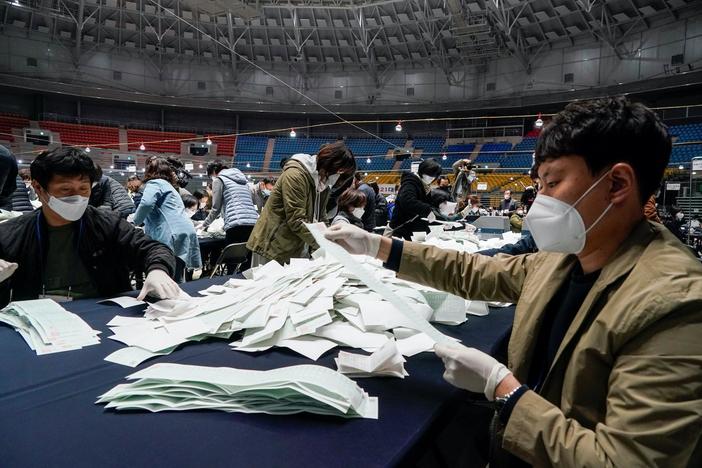 Working together, South Koreans turn COVID-19 hot zone into containment leader