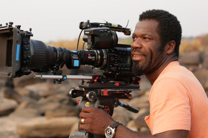 A wildlife cameraman returns to his homeland to witness the diversity of wildlife. 