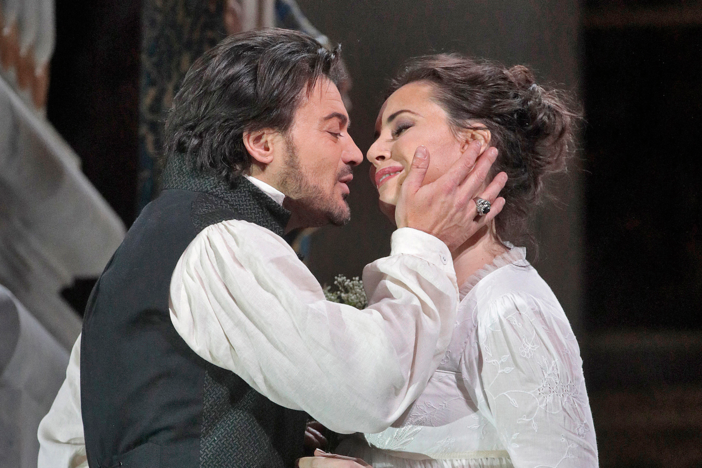 Tosca (Sonya Yoncheva) seduces her artist lover Cavaradossi (Vittorio Grigolo).