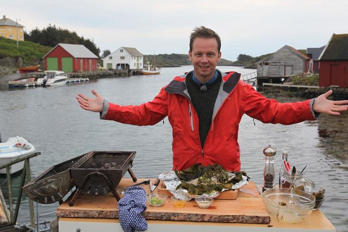 Andreas travels to Lofoten where he prepares dishes viking style.