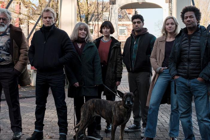 After more shocking murders, the team moves in on billionaire Freddie Klink. Is he the mastermind?