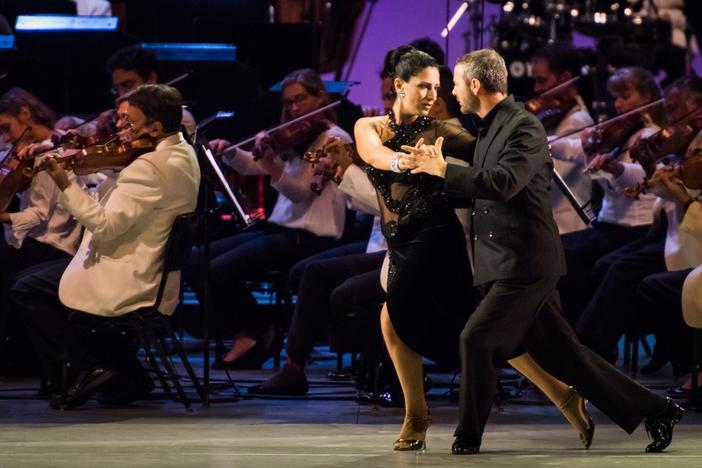 Dudamel leads the LA Philharmonic in Astor Piazzolla's Libertango while dancers tango.