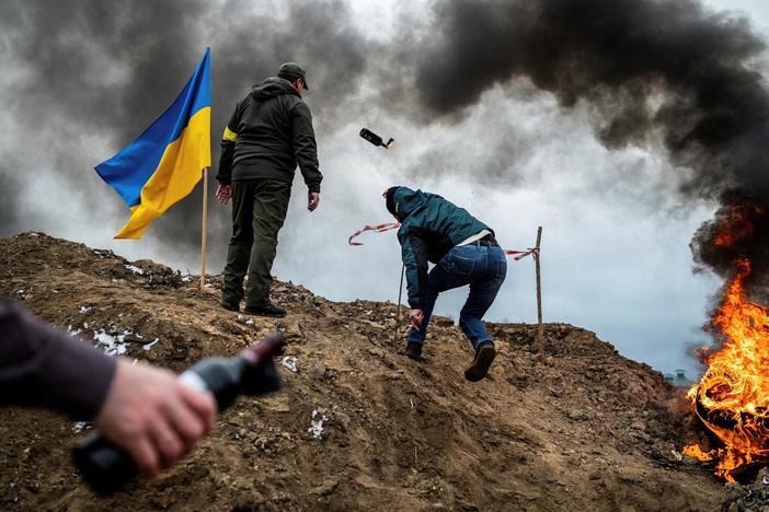 Russian forces pound Ukraine's cities as the resistance holds the line in Kyiv