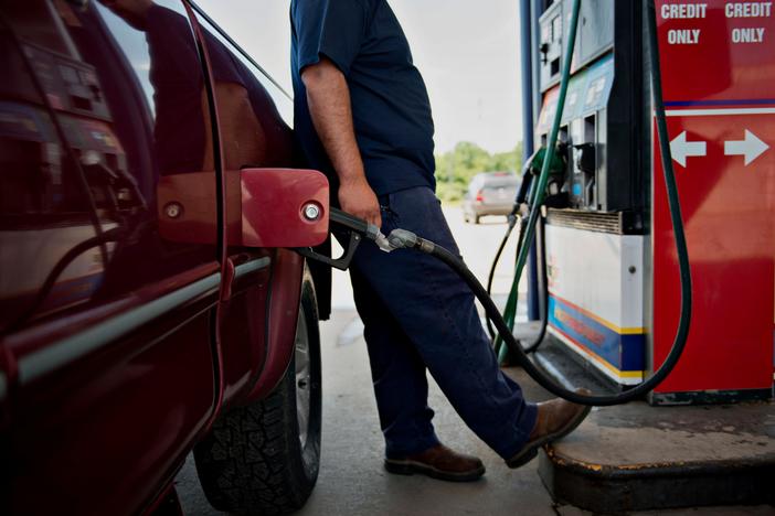 Trump administration plans rollback of fuel standards, setting up legal fight with states