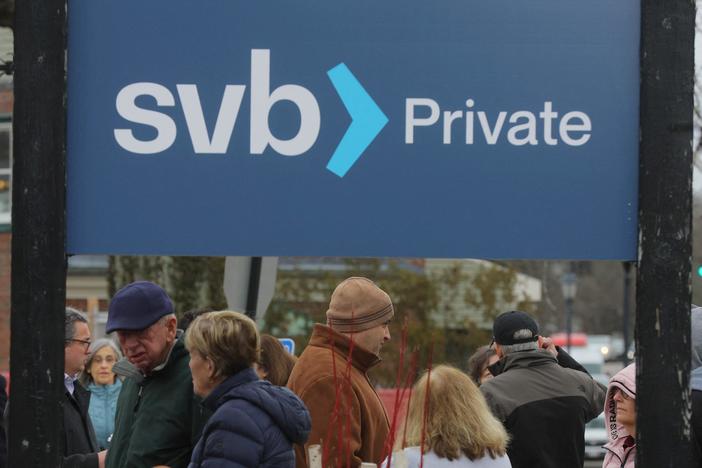 High inflation complicates Federal Reserve's response to bank failures