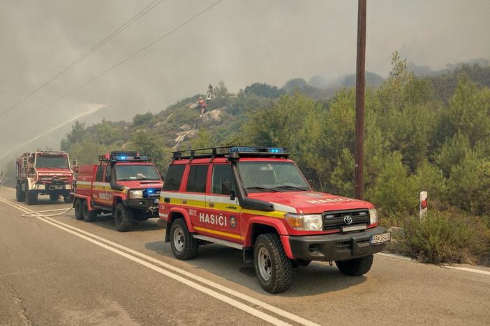 News Wrap: Wildfires force thousands of tourists to evacuate Greek islands