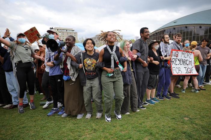 News Wrap: Police clear pro-Palestinian encampments at 3 more universities