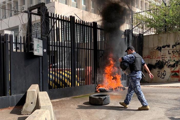 Financial crisis leads some in Lebanon to rob banks to access their money