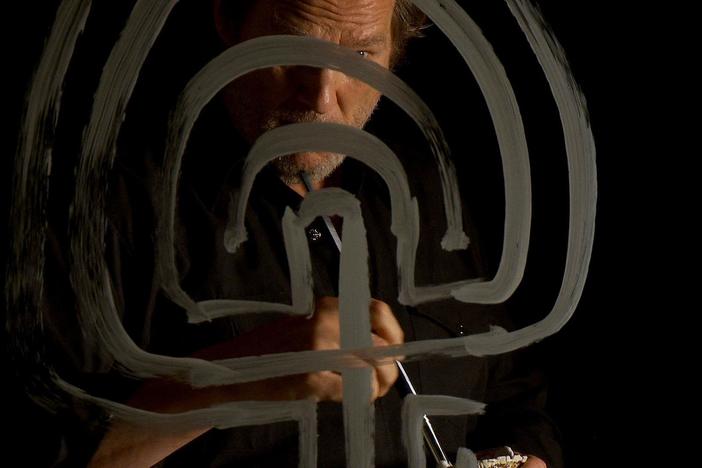 Jeff Bridges paints on plexiglass