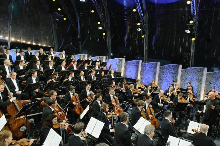 The Vienna Philharmonic Orchestra performs Humperdinck's Prelude to Hansel and Gretel.