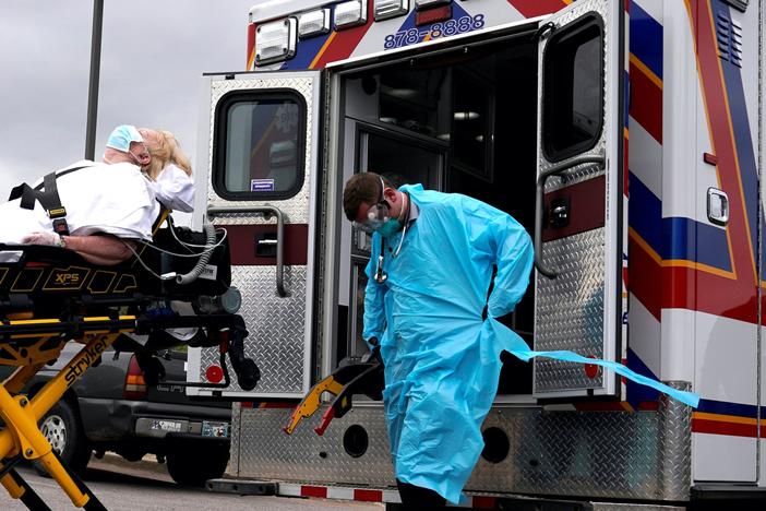 cross the U.S., economic losses mount, but virus peak still lies ahead