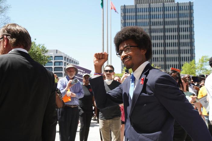 News Wrap: Memphis commissioners vote to return Justin Pearson to Tennessee House