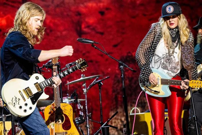 ELIZABETH COOK performs 'Perfect Girls of Pop.'