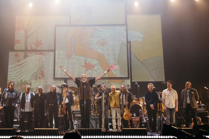 Watch Mick Fleetwood, Steven Tyler, and more perform "The Black Crowes" hit.