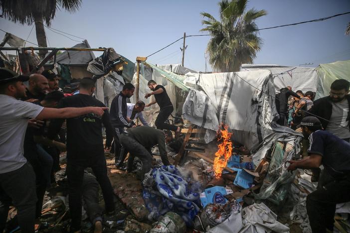 News Wrap: 2 Palestinians killed, journalists injured in Israeli strike at Gaza hospital