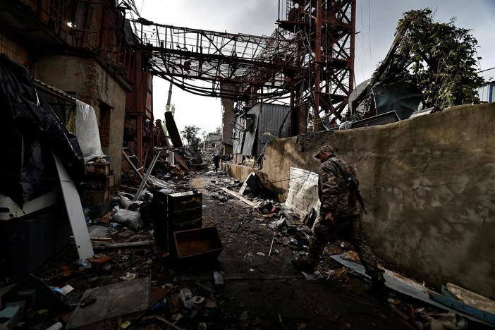How can world leaders respond to Putin's threat of using nuclear force?