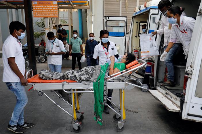 News Wrap: India sets grim new records for COVID cases, deaths