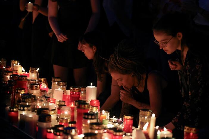 News Wrap: Gunman kills 10 at school in Austria