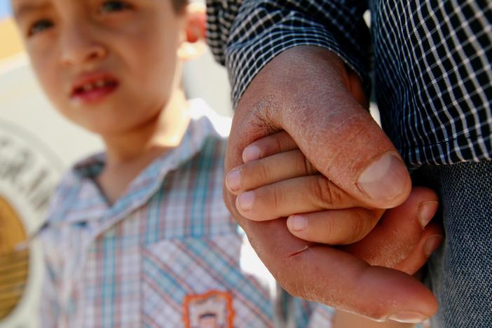 News Wrap: Trump administration rejects rules on detaining migrant children