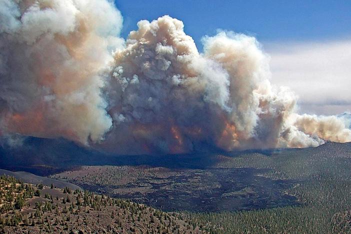 News Wrap: Arizona wildfire grows, forcing hundreds to evacuate