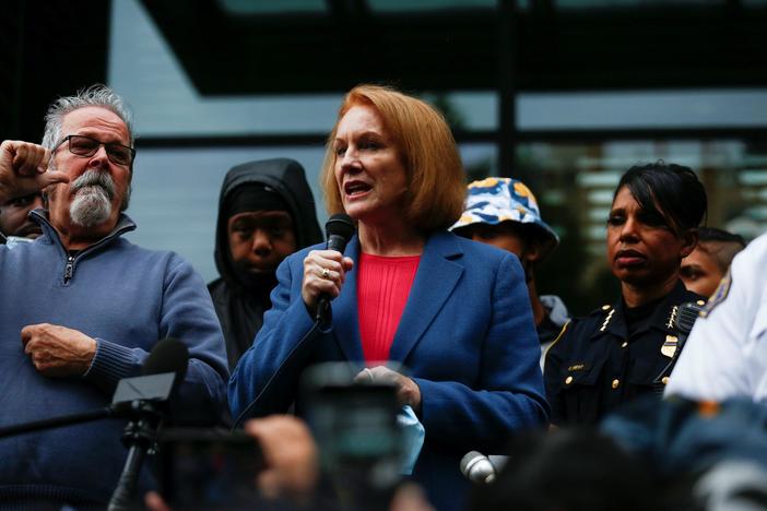 News Wrap: Federal agents arrive in Seattle as mayor urges calm