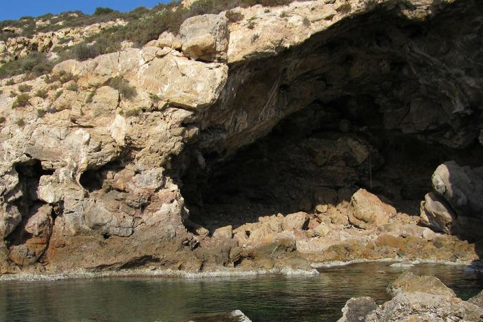 Scientists think a posed body alongside a panther paw are evidence of Neanderthal rites.