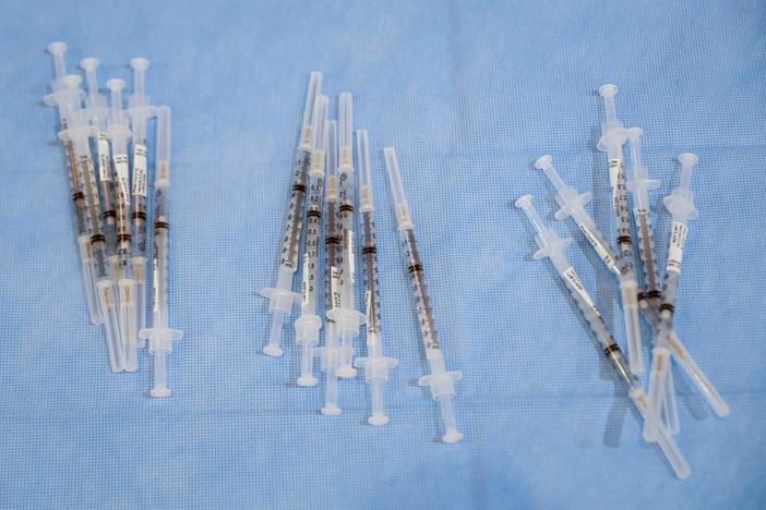 News Wrap: White House urges businesses, states to mandate vaccines