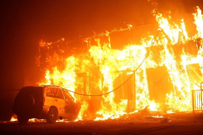 Residents flee 'catastrophic' wildfire in Northern California