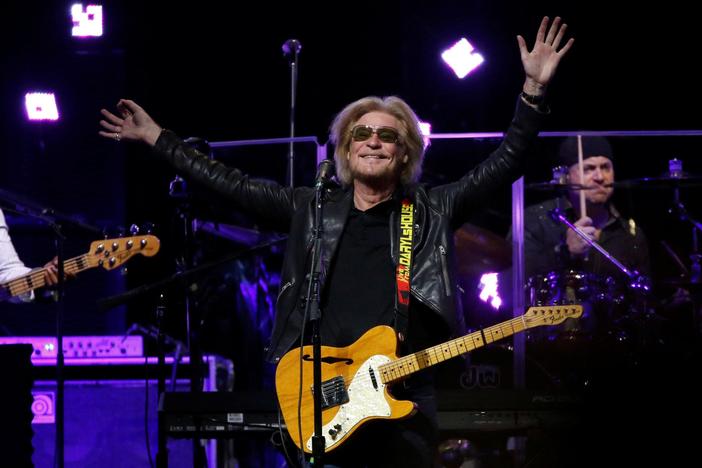 Legendary musician Daryl Hall brings 'timeless quality' back to the stage