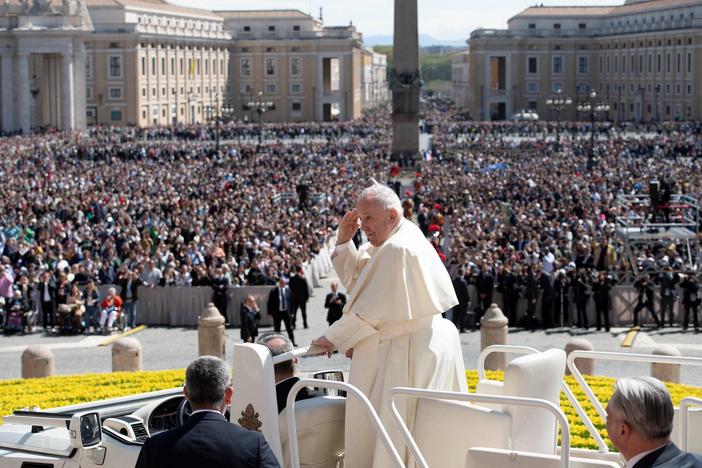News Wrap: Passover, Easter and Ramadan celebrated in a rare religious convergence