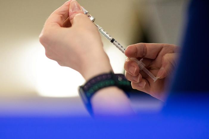 News Wrap: FDA authorizes omicron boosters, inspectors head to Ukraine nuclear plant