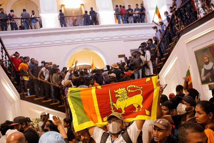 News Wrap: Sri Lanka's president, prime minister agree to resign amid political turmoil