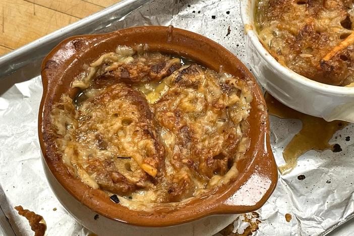 Pépin teaches us how to make onion soup gratinée.