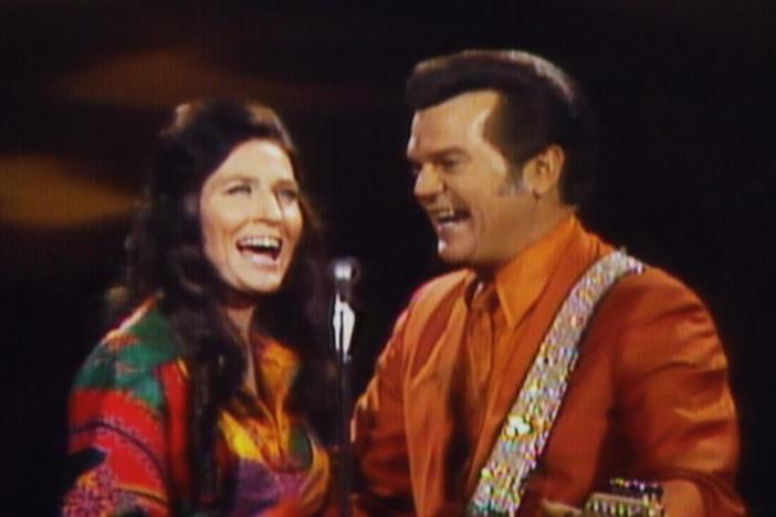 Lynn, Garth Brooks and Trisha Yearwood talk about Lynn's hit partnership with Twitty.