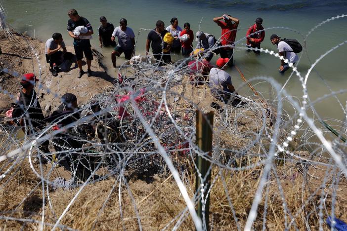 Supreme Court clears way for Texas police to arrest and deport migrants