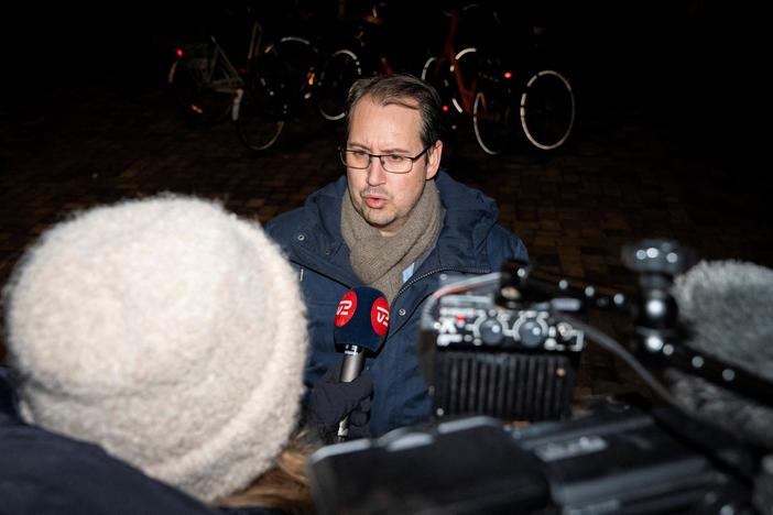 News Wrap: Authorities arrest 7 accused of plotting Europe terror attack