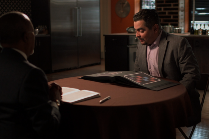 Aarón Sánchez learns that his family immigrated to the US because of the revolution.