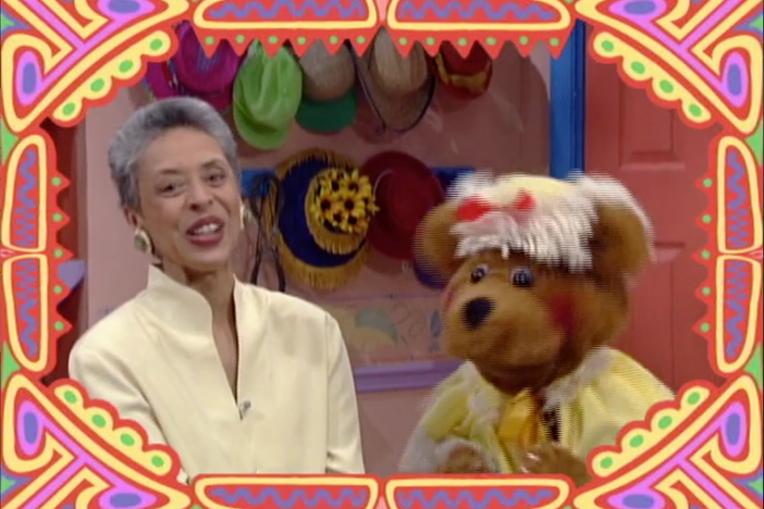 Host Lyn May and the Salsa cast introduce the story for today's lesson.