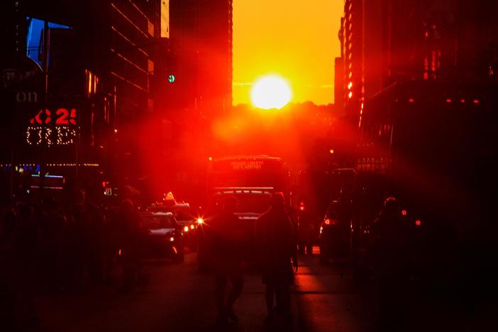 ‘Manhattanhenge’ lights up New York City streets