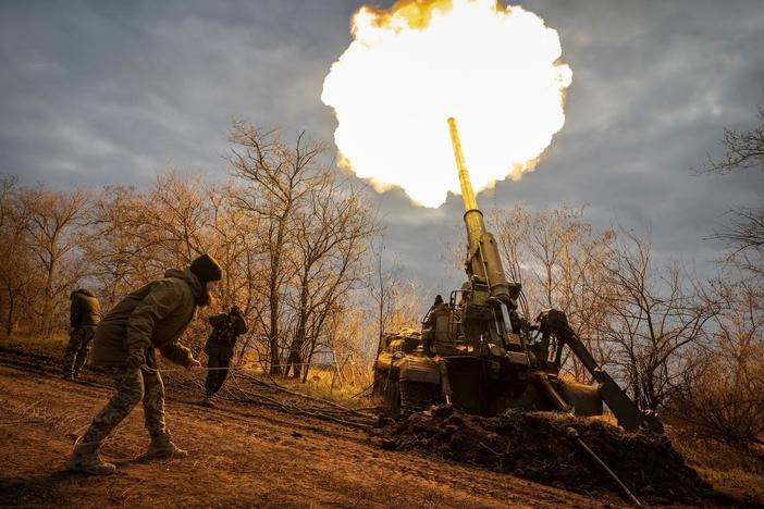 Ukrainian forces cautiously advance into Kherson, fearing a trap as Russian troops retreat