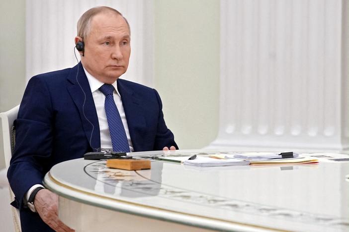 As France and Russia meet over Ukraine, what are the prospects for easing tensions?