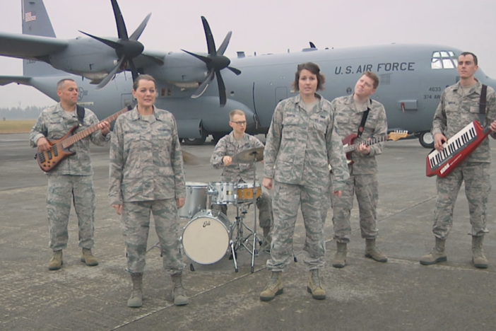 U.S. service members sing holiday cheer